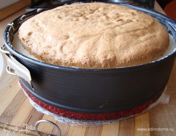 Через 30-40 минут выкладываем слой чизкейка (следует достать его из морозилки минут за 20), заливаем сливочным суфле и опять на 30 минут застывать. Накрываем вторым бисквитным коржом - в холод