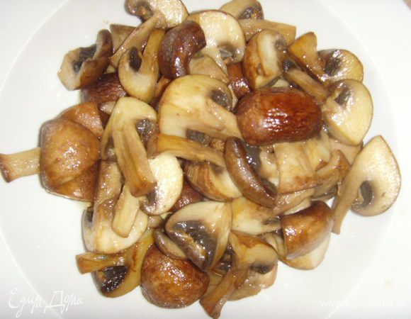 в жароустойчивой посуде закарамелизировать грибы в оливковом масле. Когда грибы запахнут орехами, они готовы. Отложить их в стортну.