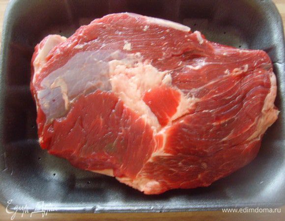 подготовить мясо, очистить его от плёнок и жилок. Нарезать кубиками, посолить и поперчить.