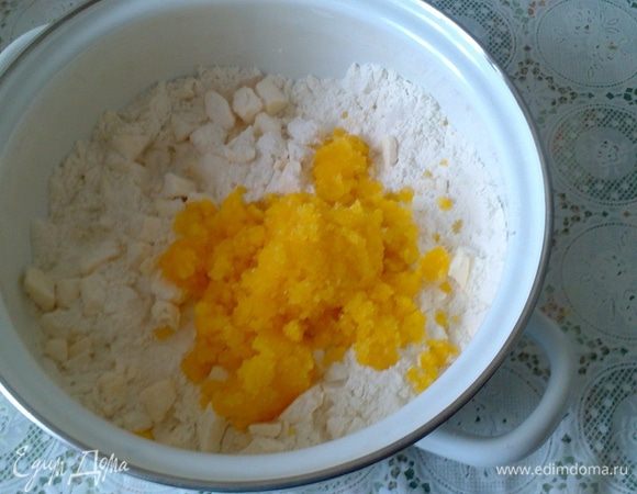 В полученную крошку добавить 3 желтка, перетертых со стаканом сахара.