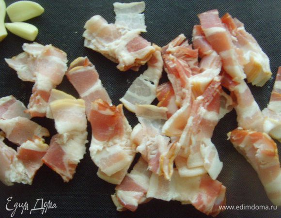 бекон нарезать тонкими полосками и обжарить в той же посуде, собирая при этом зажарку со дна, которая осталась от карамелизации  мяса. 