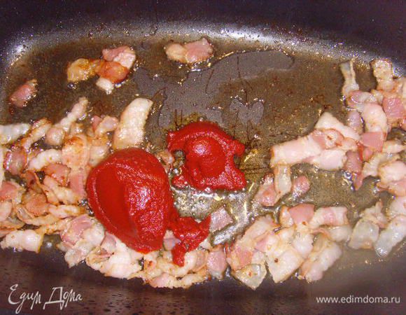 добавить томат, всё тщательно перемешать.