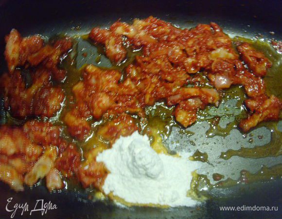 добавить муку, опять перемешать, немного поджаривая муку в мясных соках. Добавить мясо вместе с соком, которое оно выделило. 