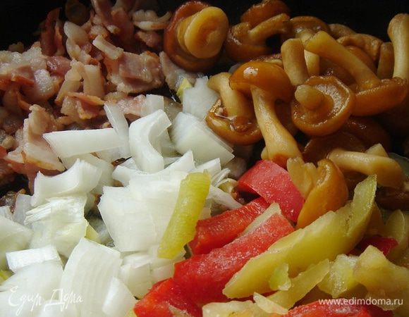 На разогретой сковороде обжарить измельчённый бекон. Добавить в сковороду растительное масло. Не убирая бекон в сковороду сложить нарезанный лук, перец и грибы. Куриное филе нарезать очень тонко и отправить ко всем остальным ингредиентам. На среднем огне довести смесь до готовности. Выложить начинку на хлеб и присыпать сыром.