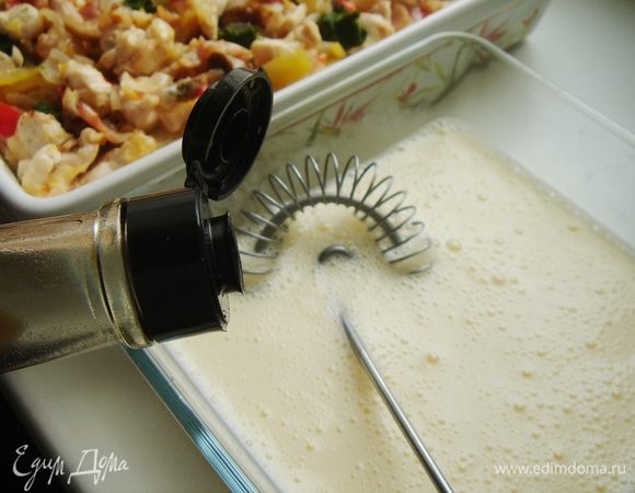 Яйца хорошо взбить в миске с молоком, добавить соль,перец и вустерширский соус.