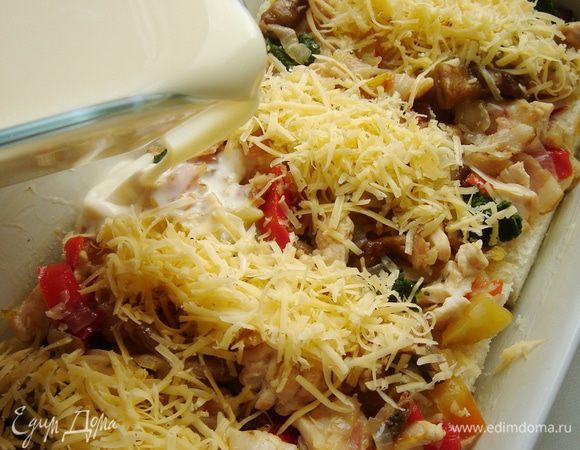 Медленно вылить яичную смесь на начинку так, чтобы пропитались все слои. Закрыть форму фольгой или пищевой плёнкой и убрать в холодильник на несколько часов или на ночь. Чёрствый хлеб хорошо пропитается яично-молочной заливкой и после выпекания образуется хрустящая корочка и нежный мякиш. Выпекать при 180*С около 40 минут.