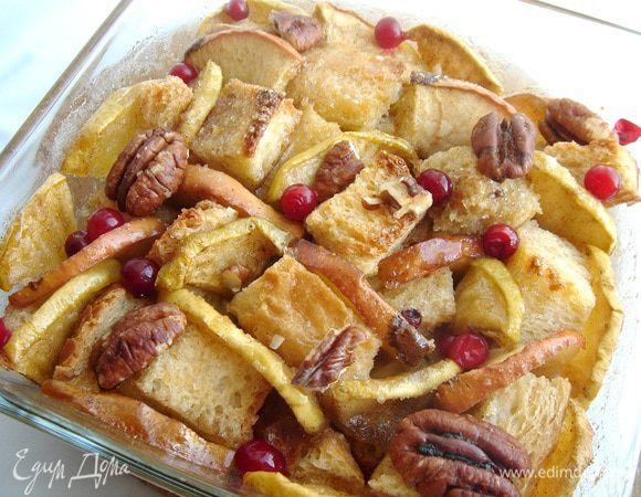 Страта бывает и сладкой и напоминает хлебный пудинг. Яблоки или груши нарезать кусочками и размягчить их в сковороде со сливочным маслом, сахаром и корицей. В яично-молочную смесь добавить карамель, образовавшуюся при тушении фруктов, и кленового сиропа (или сахара по вкусу). Чёрствый хлеб нарезать на небольшие кусочки или закрыть им дно жаропрочной формы. Сверху выложить фрукты (и, по желанию, ягоды). Залить запеканку яично-молочной смесью, дать ей пропитаться, а затем запечь в духовке. Подавать с мороженым или ванильным кремом. Приятного аппетита!