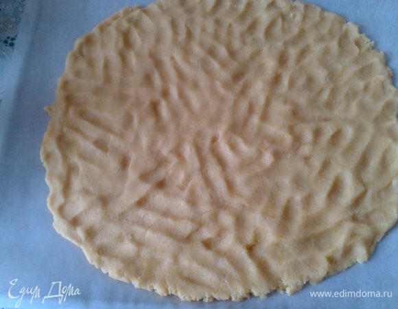 Формировать руками на противне в пласт.