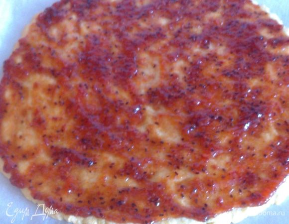 Пирог вынуть, не снимая с противня, промазать вареньем.