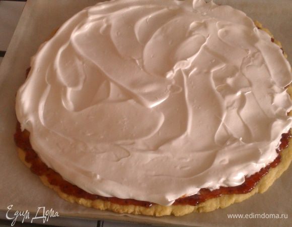 А поверх -  взбитые белки и еще раз отправляем в духовку на 20 мин.