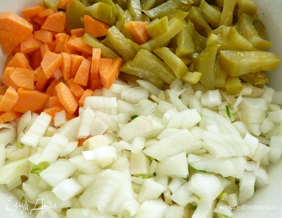 Овощи почистить.Репчатый лук нарезать мелким кубиком,морковь кусочками,соленые огурцы крупной соломкой.