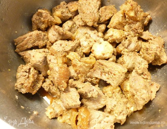 Замариновавшееся мясо быстро обжарить на сильном огне в сковороде на растительном масле до слегка золотистого цвета,убрать в отдельную кастрюльку,накрыть крышкой.