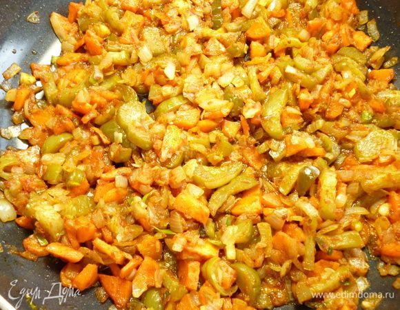 Убавляем огонь и выкладываем в сковородку,где обжаривалось мясо, сначала лук,обжариваем его минуты 3-4,затем добавить морковь и перемешиваем,обжариваем вместе с луком еще минут 5,выкладываем нарезанные соленые огурцы и обжариваем еще 2-3 минуты,затем добавляем томатную пасту и сахар,хорошо все перемешиваем и прогреваем еще 1-2 минуты.