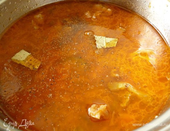 Готовую овощную заправку выкладываем к мясу,перемешиваем.Затем наливаем кипяток,что бы он полностью закрыл мясо,добавляем пару кусочков лаврового листика,молотую смесь перцев,перемешиваем и ставим тушить на минимальный огонь,под слегка приоткрытой крышкой до готовности мяса.Примерно 1 час.В конце тушения пробуем на соль и,если надо,солим по вкусу.Приятного вам аппетита!