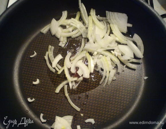 Поставить на огонь кастрюлю с водой для приготовления бантиков. Лук нарезать полукольцами и обжарить в подсолнечном масле до прозрачности.