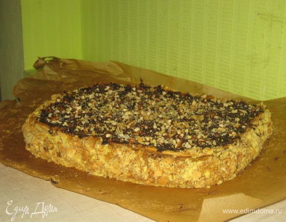 Сборка:
Корж, 4 ст.л крема, корж, 4 ст.л. крема, корж, 4 ст.л. крема и так до окончания крема и коржей. По боках обсыпать крошкой, сверху покрыть глазурью.