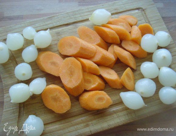 подготовить морковь и лучок. Чтобы лучок лучше очистился, его надо положить в горячую воду, так верхняя плёнка снимается легче. Если вы не нашли сеянку, отлично подойдёт и лук шалот.