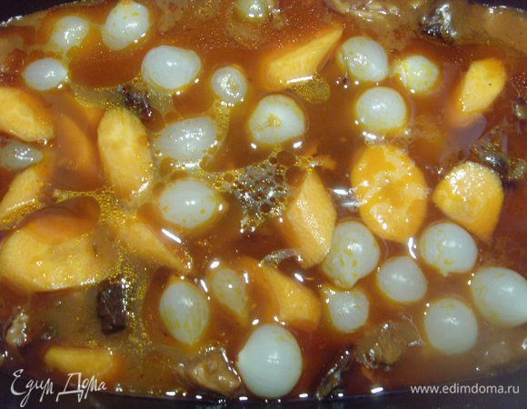 через полтора часа добавить овощи и отправить в духовку ещё на 1,5 часа. При необходимости добавить бульон (я долила 2 черпака). 