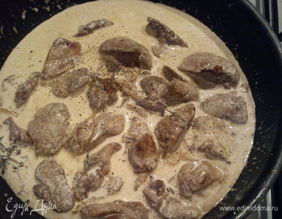 Залить печень сливками, добавить веточки тимьяна и мускатный орех, посолить и поперчить. Тушить 8-10 минут. В это время солим закипевшую воду и отвариваем бантики. Перед подачей веточки тимьяна из соуса вынимаем.