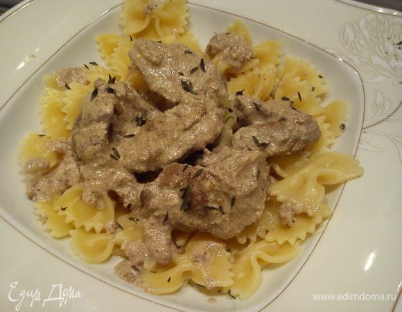 Подаем бантики с печенью и соусом, посыпав тимьяном.