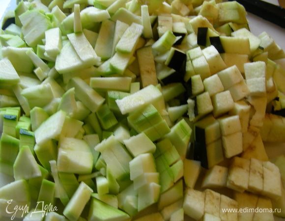 Баклажан и цуккини режем средними кубиками.