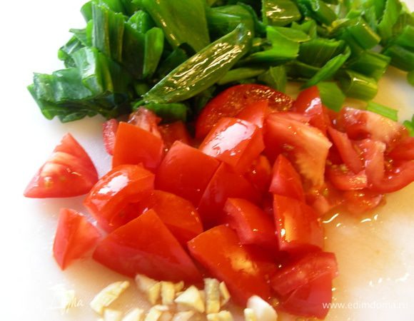 Помидор тоже кубиками, чеснок рубим мелко, лук - тонкими колечками.