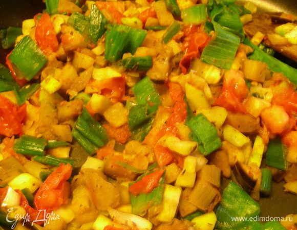 В сковороде разогреваем оливковое масло, добавляем карри и корицу, прогреваем их минуту. Добавляем овощи и быстро их обжариваем, постоянно помешивая, минут 7. Добавляем тимьян и орегано.