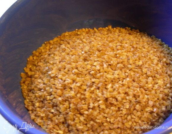 Добавляем к ним булгур. Перемешиваем.