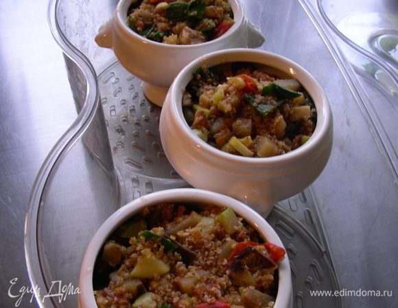 Перекладываем булгур с овощами в посуду, подходящую для пароварки, если готовите в ней, или в керамические горшочки для духовки. Заливаем в cмесь 500 мл воды. Перемешиваем. Накрываем фольгой. В пароварке блюдо готовится минут 25-40 (у меня за 25 было готово, у автора - за 40). А можно горшочки закрыть крышкой или фольгой и поставить в духовку градусов 180. По времени точно не могу сказать, сама не пробовала, но, думаю, те же минут 30-40.