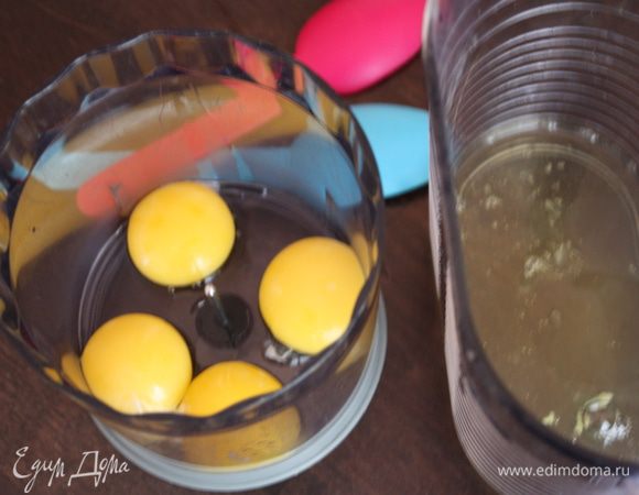 Желтки отделим от белков.