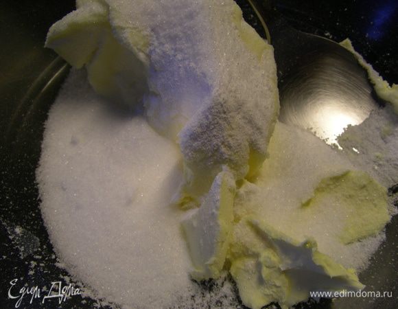 Сливочное масло взбиваем с 2 видами сахара.
