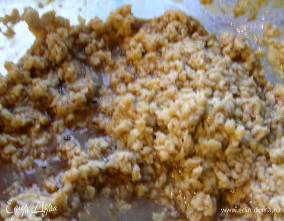 Добавляем яйцо и кофе и взбиваем еще раз. (хотела бы уточнить, что данное фото у меня не эталонное: масса должна быть более кремовая, таких крупинок быть не должно. Просто у меня уже второй раз со сливочным маслом нелады - недостаточно оно было мягкое, хотя больше суток пролежало при комнатной температуре, и неохотно взбивалось, поэтому такая вот консистенция получалась, однако это на конечный результат никак не повлияло. Если у Вас масло хорошо размягченное, таких вещей у вас точно не будет))

