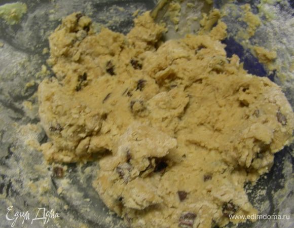 Муку просеиваем и смешиваем с солью и разрыхлителем. Добавляем ее к яично-масляной массе, одновременно всыпаем капли. Все перемешиваем. Получается липкое тесто.
