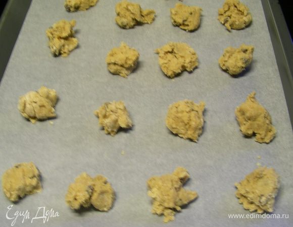 Противень застилаем бумагой для выпечки. Чайной ложкой выкладываем шарики.
