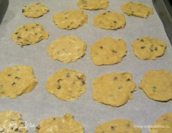 Затем пальцами, смоченными в холодной воде, расплющиваем их, придавая круглую форму. Ставим в духовку 190 гр на 10-15 минут. 