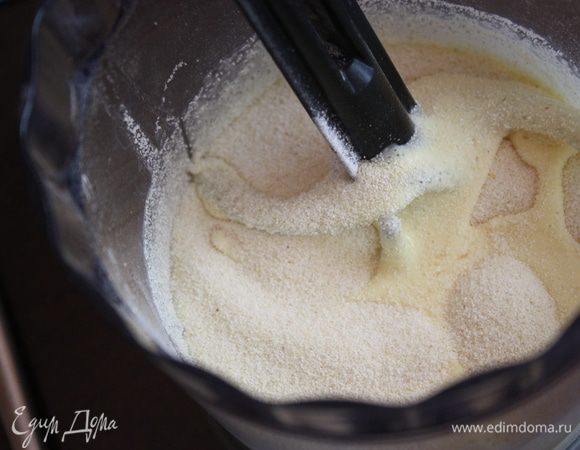 Желтки растираем с сахаром, я обычно это делаю в блендере.Туда же добавляем манку и ванильный сахар и еще раз перетираем.