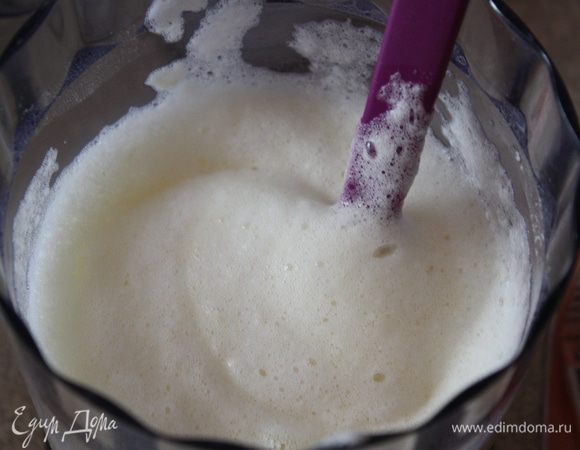 Белки взбиваем до мягких пиков. И в несколько приемов добавляем к желткам.