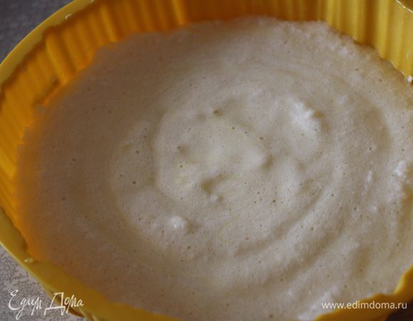 Разогреваем духовку до 160 градусов. Форму смазываем маслом и выливаем туда тесто. Выпекаем 30-35 минут.