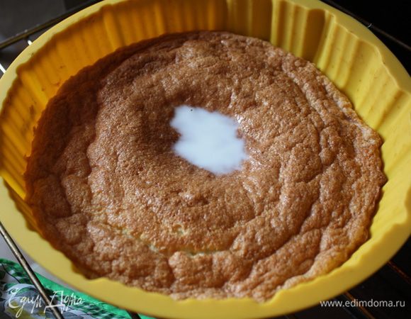 Достаем из духовки, выливаем в форму наше молоко и ставим обратно  в духовку еще на 7-10 минут.