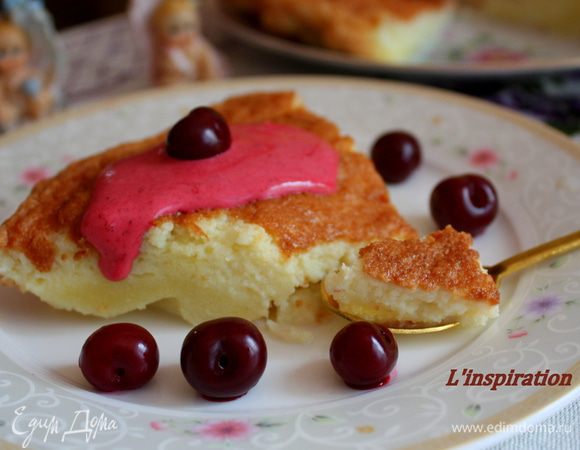 Достаем из духовки, даем немного остыть и вынимаем из формы. По Вашему желанию можете перетереть ягоды, взбить их со сметаной и подать с этим соусом. 