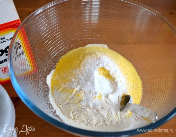 Оба вида муки смешать с разрыхлителем, содой и солью.