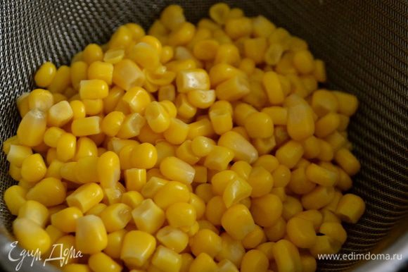 Консервированную кукурузу выложить в ситечко и дать стечь лишней жидкости.