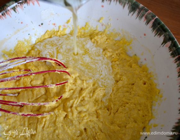 Влить расплавленное предварительно сливочное масло. 