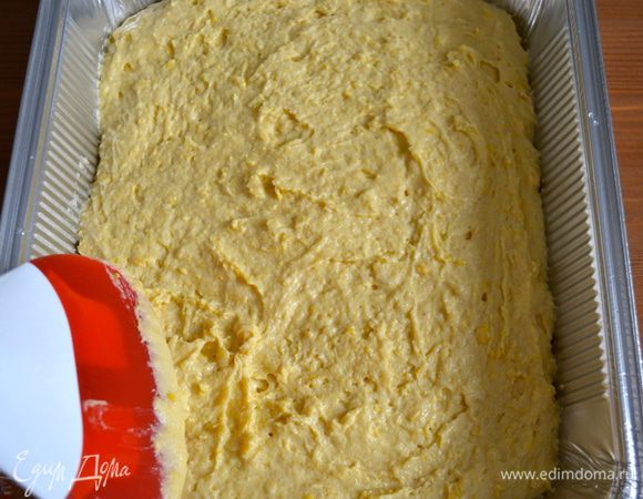 Последний раз все как следует перемешать..., без фанатизма, так как тесто должно быть с "комочками". Выложить тесто в прямоугольную форму для выпечки, застеленную пекарской бумагой. (я воспользовалась алюминиевой одноразовой формой) 