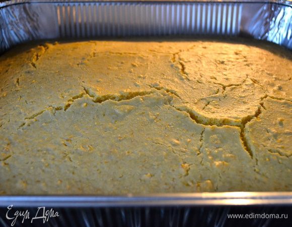 И поставить выпекаться кукурузный хлеб на 25-30 минут в предварительно разогретую до 180 С духовку (до золотистого цвета).  