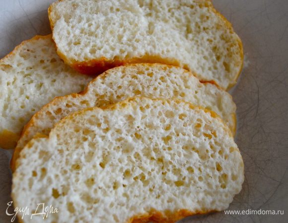 Ломтики хлеба замочить в молоке. 