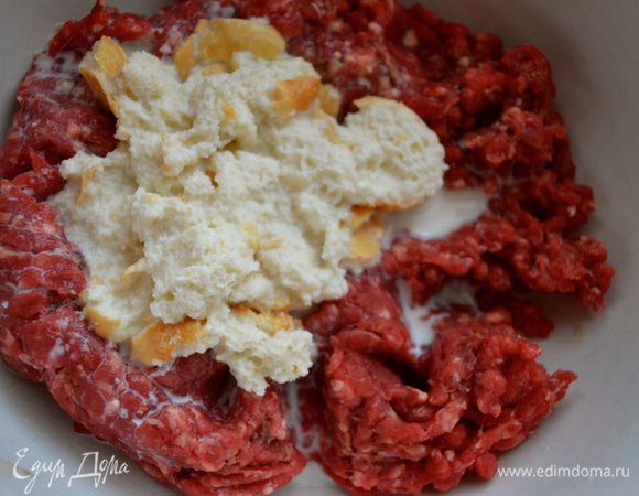 В миску выложить мясной фарш и добавить к нему размокший хлеб вместе с молоком. Как следует перемешать.