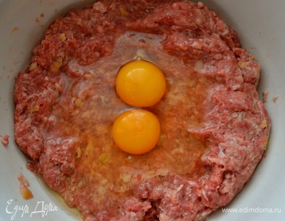 Затем к фаршу добавить яйца... 