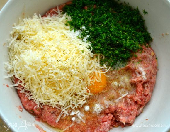 Тертый сыр, соль, перец (по вкусу) и петрушку.