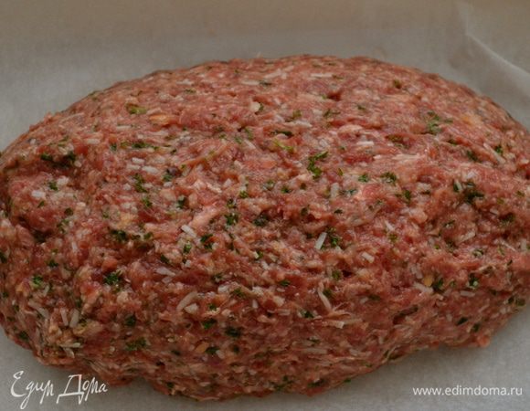 Керамическую или стеклянную форму для выпечки застелить пекарской бумагой и выложить на нее фарш, сформировав его руками в виде "батона", большой продолговатой тефтели... ))  